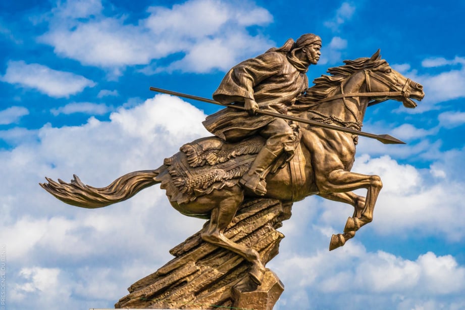 Bio Guéra statue