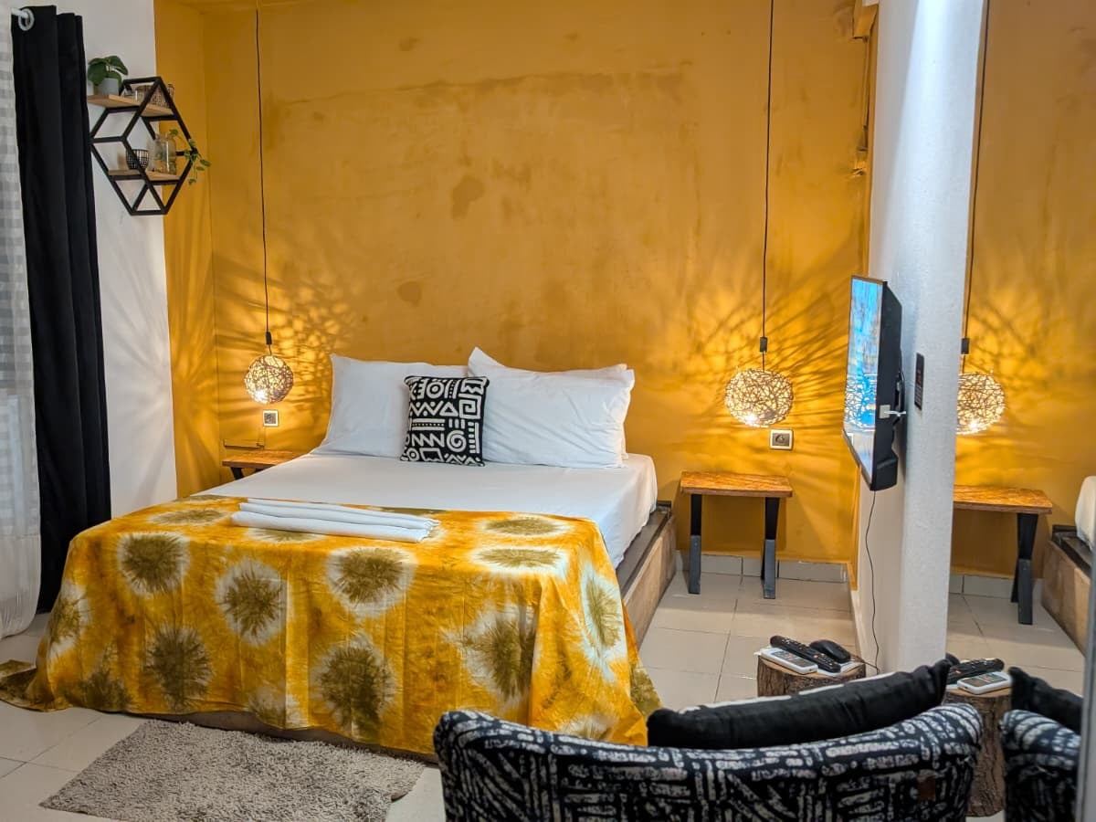Fio room (double bed) - Canelya guest house, Fidjrossè, Cotonou