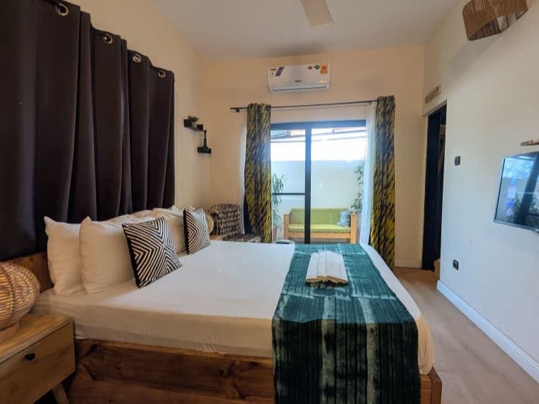 Assoinssoin room (double bed, balcony) - Canelya guest house, Fidjrossè, Cotonou