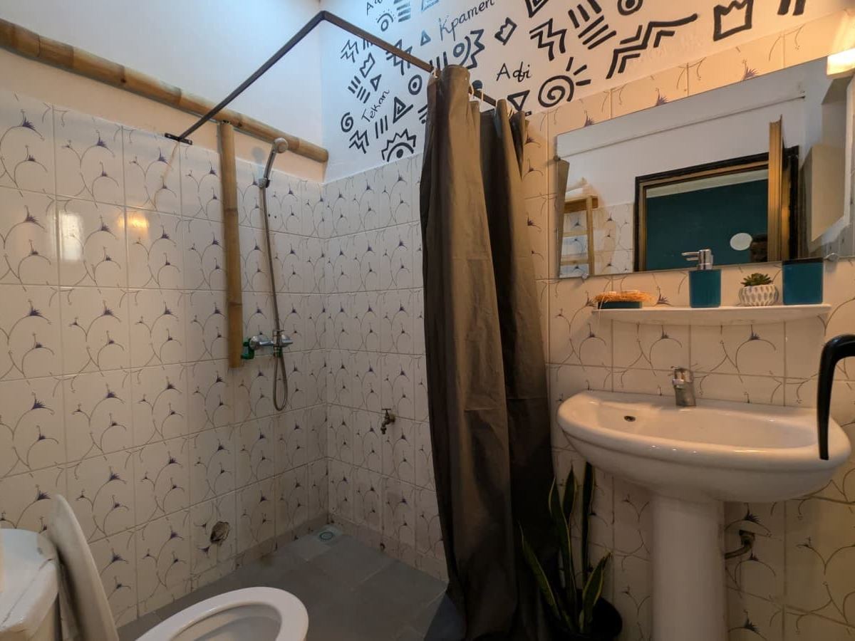 Habitación To (cama doble) - casa de huéspedes Canelya, Fidjrossè, Cotonú