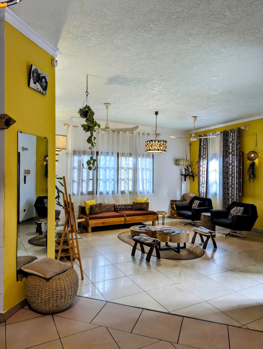Garden and rooms of La Maison de Canelya in Fidjrossè – photo 4